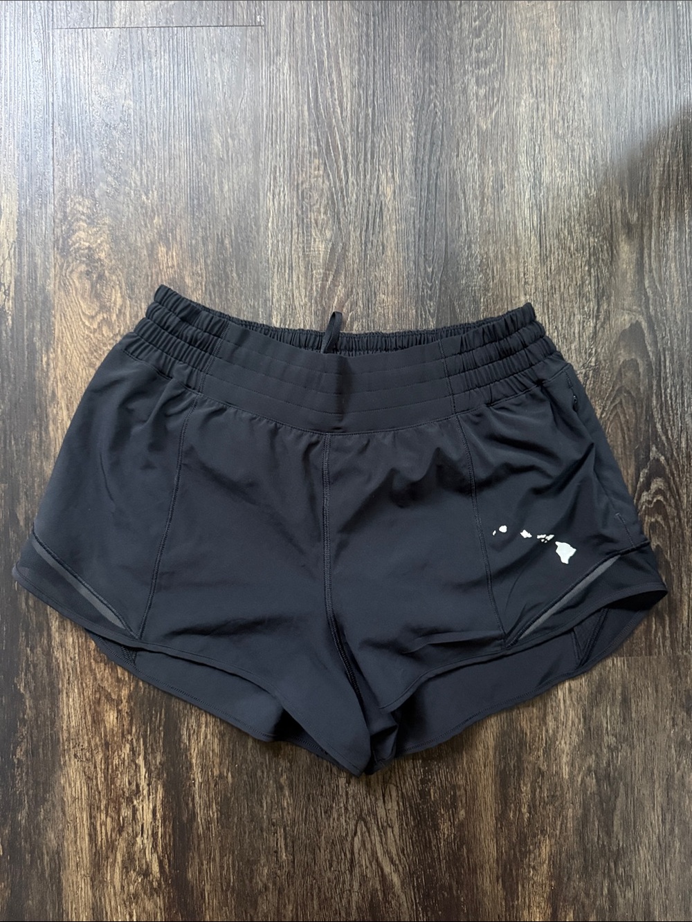 lululemon athletica black Women's Athletic Shorts Hawaii Logo! 2.5 inch